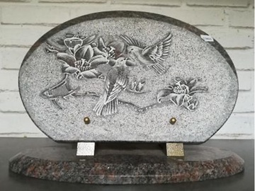 Plaque en marbre avec des colombes